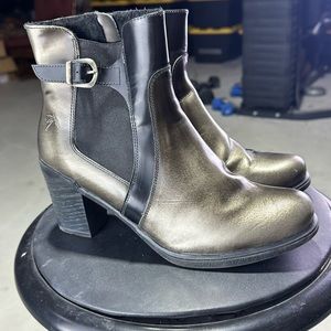 Elegant Women's Winter Boots - Metallic and Black
